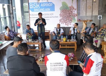 Staf Khusus Menteri Hukum dan HAM, Bane Raja Manalu saat menjadi narasumber pada seminar bertema Bisik Aspekop Bincang Asik yang diselenggarakan Asosiasi Pegiat Kopi (Aspekop) Siantar-Simalungun, di Brew Brother Coffee, Jalan Tarutung, Pematangsiantar, Sumatera Utara, Sabtu (4/6/2022).