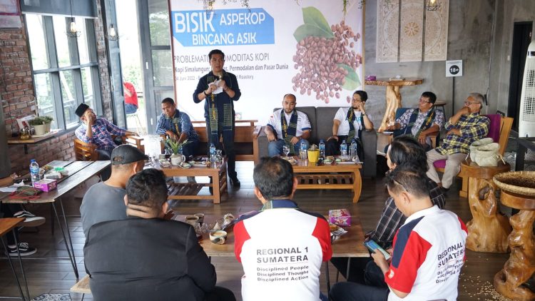 Staf Khusus Menteri Hukum dan HAM, Bane Raja Manalu saat menjadi narasumber pada seminar bertema Bisik Aspekop Bincang Asik yang diselenggarakan Asosiasi Pegiat Kopi (Aspekop) Siantar-Simalungun, di Brew Brother Coffee, Jalan Tarutung, Pematangsiantar, Sumatera Utara, Sabtu (4/6/2022).