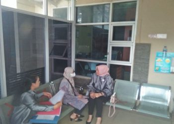 Na, warga Kota Jambi yang menjadi korban penipuan oleh suaminya, Ahnaf Arrafif yang ternyata seorang perempuan bernama Erayani (28), mendatangi Mapolresta Jambi, Selasa (28/6/2022). (Ist)