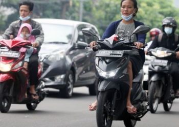 Sejumlah pengendara motor memakai sandal jepit melintas di Jalan Raya Ciledug, Kreo, Tangerang, Banten, Selasa (14/6/2022) [ANTARA FOTO/Muhammad Iqbal]