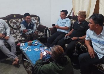 Foto: Polisi pertemukan Kakek Sunardi dengan mandor yang disebut memberikan upah uang mainan. (istimewa/situs resmi Humas Polri)