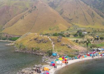 Pemandangan kegiatan 1000 tenda di Pulau Paropo, Silahisabungan, Sumatera Utara tampak dari atas bukit. (Tribun Medan / Silfa)
