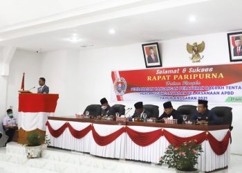 Ketua Fraksi gabungan Persatuan Solidaritas, Guntur Simamora saat membacakan pemandangan umum fraksinya terhadap nota pengantar Bupati atas Ranperda Pertanggungjawaban Pelaksanaan APBD TA 2021 kepada Ketua DPRD Humbahas, Rabu (29/6/2022).