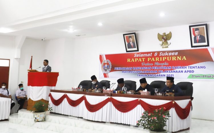 Ketua Fraksi gabungan Persatuan Solidaritas, Guntur Simamora saat membacakan pemandangan umum fraksinya terhadap nota pengantar Bupati atas Ranperda Pertanggungjawaban Pelaksanaan APBD TA 2021 kepada Ketua DPRD Humbahas, Rabu (29/6/2022).