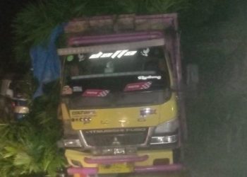 Situasi di lokasi kecelakaan beruntun di Sibolangit jalur Medan-Berastagi pada Rabu (1/6/2022) malam. Dalam insiden ini, tiga sepeda motor tertimpa truk tronton. HO / Tribun Medan