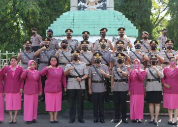 Foto bersama disela ziarah dan tabur bunga ke TMP Nagur Pematangsiantar.