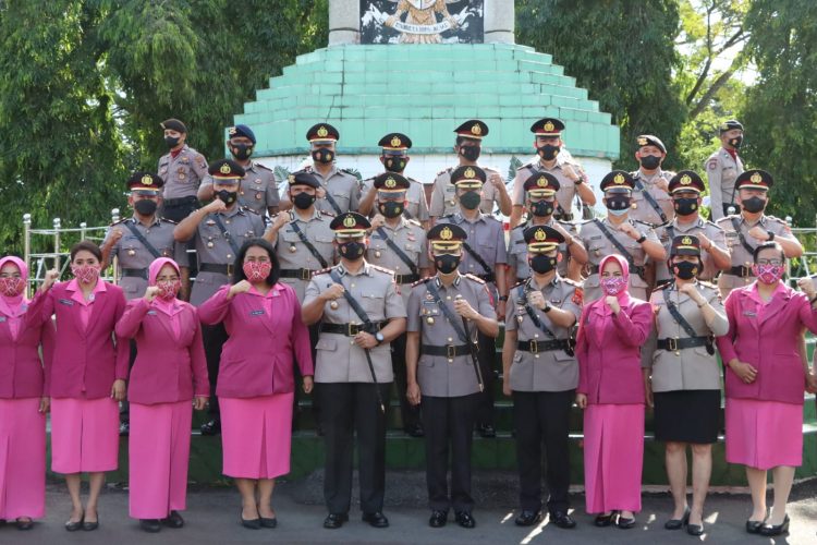 Foto bersama disela ziarah dan tabur bunga ke TMP Nagur Pematangsiantar.