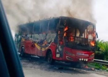 Kebakaran Bus Makmur (Foto: Ist/Dokumentasi Warga)