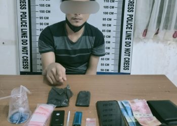 Foto pelaku menunjuk barang bukti saat di kantor Polisi.