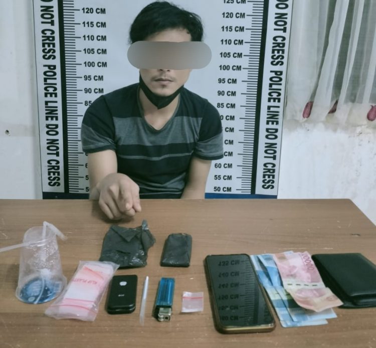 Foto pelaku menunjuk barang bukti saat di kantor Polisi.