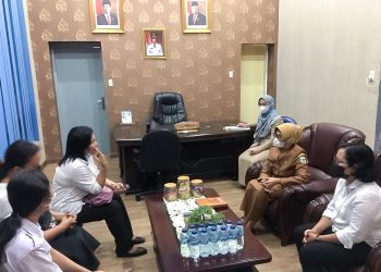 Plt. Wali Kota Pematangsiantar, dr Susanti Dewayani SpA, saat menerima delegasi peserta Pesta Paduan Suara Gerejawi (Pesparawi) Kota Pematangsiantar yang akan mengikuti Pesparawi  Tingkat Nasional di Yogyakarta, di ruang kerja Wali Kota Pematangsiantar, Selasa (14/6/2022).