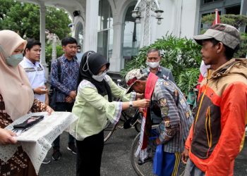 Plt. Wali Kota Susanti memberikan cenderamata.