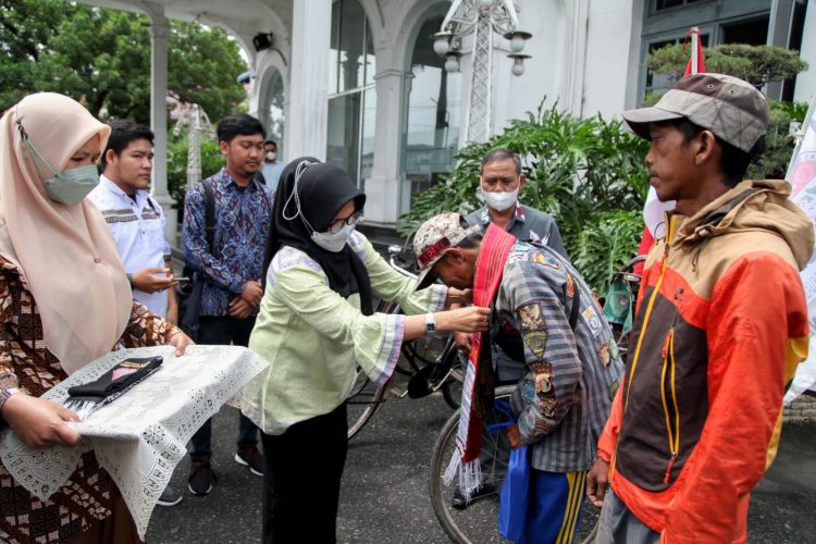 Plt. Wali Kota Susanti memberikan cenderamata.