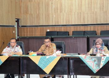 Sekretaris Daerah (Sekda), Budi Utari Siregar AP, saat memimpin rapat.