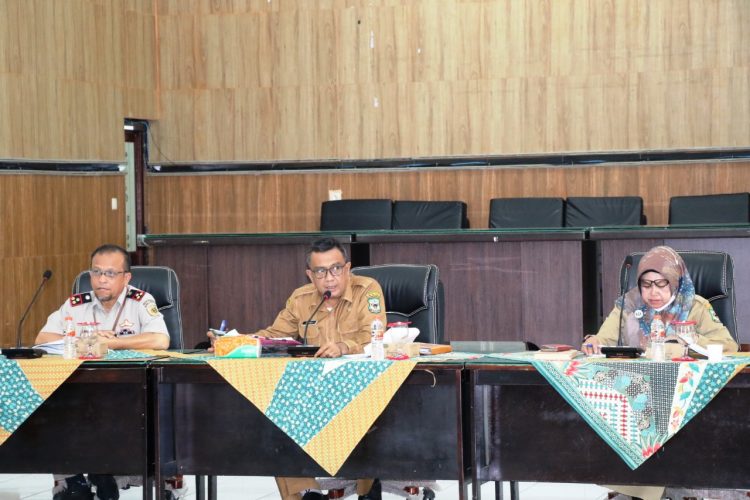 Sekretaris Daerah (Sekda), Budi Utari Siregar AP, saat memimpin rapat.