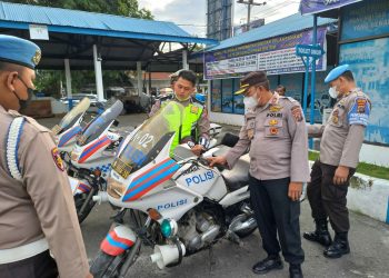 Waka Polres Simalungun, Kompol Elfianto, SH, MH, didampingi Kasi Propam, IPTU Bontor Tobing dan 4 (empat) personil Propam melaksanakan pemeriksaan kelengkapan perorangan anggota Sat Lantas Polres Simalungun dan kelengkapan randis yang akan dipergunakan pada kegiatan W20.