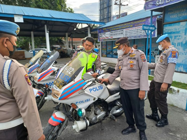 Waka Polres Simalungun, Kompol Elfianto, SH, MH, didampingi Kasi Propam, IPTU Bontor Tobing dan 4 (empat) personil Propam melaksanakan pemeriksaan kelengkapan perorangan anggota Sat Lantas Polres Simalungun dan kelengkapan randis yang akan dipergunakan pada kegiatan W20.