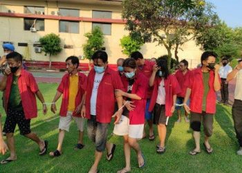 Para tersangka markas judi di kompleks Asia Mega Mas dan MMTC saat digiring ke Polda Sumut, Senin (13/6/2022). Tribun Medan/ Fredy Santoso