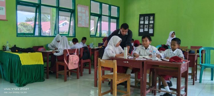 Dari antara lima guru, saat melakukan proses pembelajaran matematika metode gasing di Kabupaten Morowali pada pelajar kelas SD. Foto dijepret saat pembelajaran, belum lama ini.