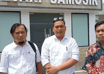 Ketua Tim Kuasa Hukum terdakwa MS , Barrack Donggut Simbolon bersama rekannya, Jansen Purba, dan Rafli Tambunan.