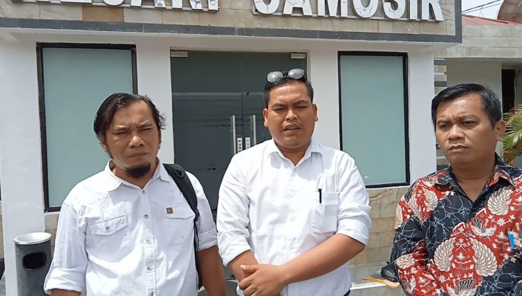 Ketua Tim Kuasa Hukum terdakwa MS , Barrack Donggut Simbolon bersama rekannya, Jansen Purba, dan Rafli Tambunan.