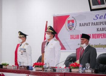 Bupati Humbahas saat menghadiri paripurna DPRD Humbahas dalam rangka memperingati Hari Jadi Ke-19 Kabupaten Humbang Hasundutan, di Gedung DPRD Humbang Hasundutan.