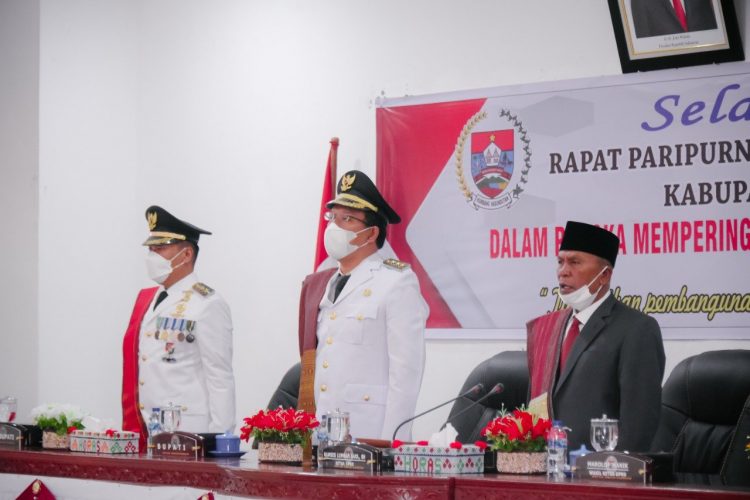 Bupati Humbahas saat menghadiri paripurna DPRD Humbahas dalam rangka memperingati Hari Jadi Ke-19 Kabupaten Humbang Hasundutan, di Gedung DPRD Humbang Hasundutan.