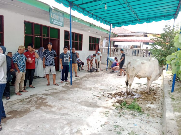 Masjid Darul Azhar Siantar berbagi hewan kurban untuk 220 KK, di komplek Masjid Darul Azhar Siantar, Minggu (10/7/2022).