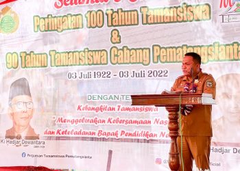 Plt. Wali Kota Pematangsiantar, dr Susanti Dewayani SpA, diwakili Plt. Kepala Dinas Kominfo Kota Pematangsiantar, Johannes Sihombing SSTP MSi, saat memberikan kata sambutan.
