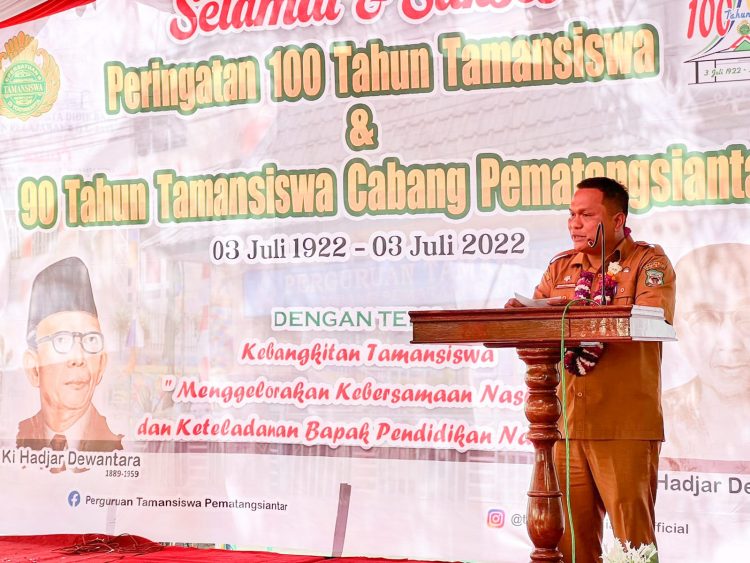 Plt. Wali Kota Pematangsiantar, dr Susanti Dewayani SpA, diwakili Plt. Kepala Dinas Kominfo Kota Pematangsiantar, Johannes Sihombing SSTP MSi, saat memberikan kata sambutan.