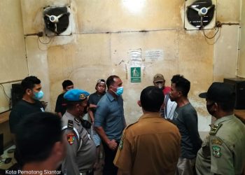 Tim gabungan  saat giat Gerebek Kampung Narkoba (GKN), di Jl. Palangkaraya, Kelurahan Pahlawan, Kecamatan Siantar Timur, Kota Pematangsiantar, tepatnya didalam sebuah warnet, pada Selasa (19/7/2022) sore lalu, pukul 16.00 WIB.