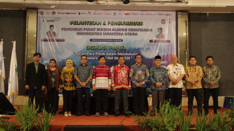 Momen acara pelantikan dan pengukuhan PP IKAHUT USU periode 2022-2026, yang resmi dilantik di Hotel Garuda Plaza Medan, Sumatera Utara, Minggu (24/07/2022), lalu.