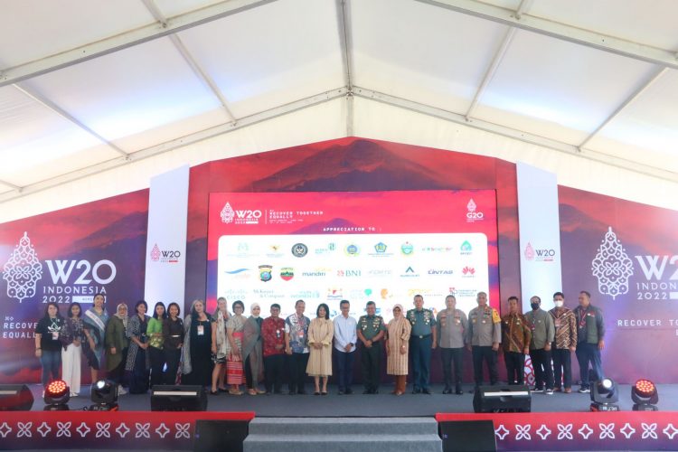 Foto bersama disela acara.