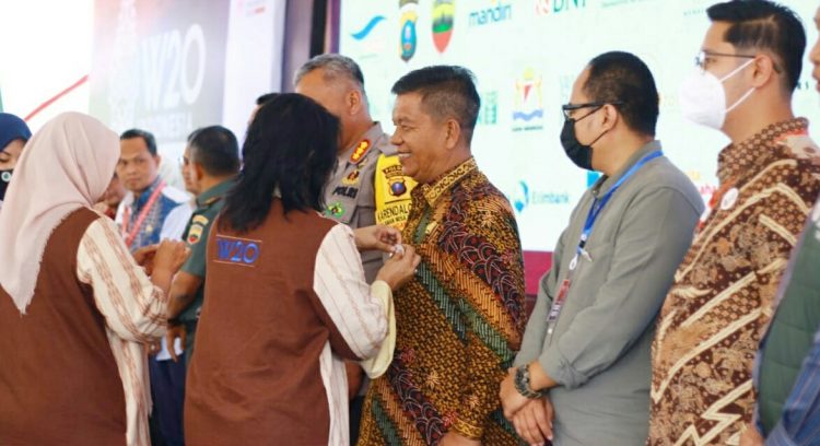 Penutupan Summit W20 itu dirangkaikan dengan dengan penyematan pin W20 oleh Chair W20, Hadriani Uli Silalahi bersama Co Chair W20, Tantri Widya Ningsih kepada para undangan, termasuk perwakilan peserta W20 dan Bupati Simalungun, Radiapoh Hasiholan Sinaga.