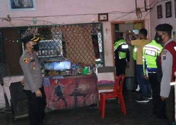 Wakapolres Pematangsiantar saat pimpin razia THM, Jumat  (30/7/2022), sekitar pukul 20.30 WIB.