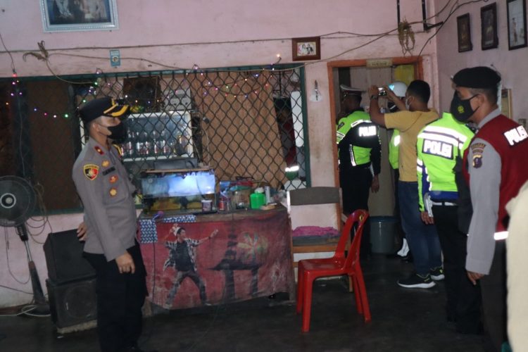 Wakapolres Pematangsiantar saat pimpin razia THM, Jumat  (30/7/2022), sekitar pukul 20.30 WIB.