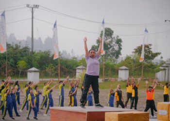 Pemerintah Kabupaten Humbang Hasundutan (Pemkab Humbahas) melaksanakan acara senam bersama, di Lapangan Kantor Bupati Humbahas, Jumat (23/7/2022).