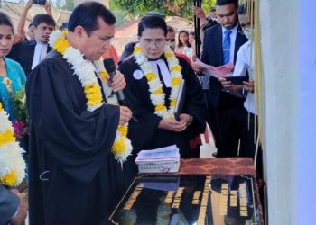 Penandatangan batu prasasti pesta Parolopolopon  Jubelium 100 Taon Gereja HKBP Sibanbanon Resort Rambe Distrik III Humbang oleh Ephorus HKBP, Pdt. Dr Robinson Butar-butar, Kamis (7/7/2022).