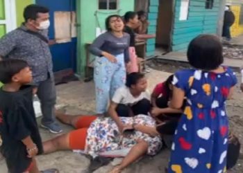 Seorang ibu muda pingsan saat ditangkap anggota Satreskoba Polres Pelabuhan Belawan, karena mengedarkan narkoba. Foto/iNews TV/Yudha Bahar