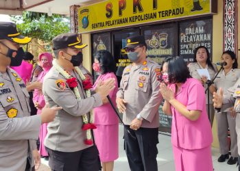 Suasana serah terima jabatan (Sertijab) Kapolres Simalungun, dari AKBP Nicolas Dedy Arifianto, S.H., S.I.K., M.H., kepada AKBP Ronald Fredy C Sipayung, S.H., S.I.K, M.H, di Lapangan Apel Mapolres Simalungun, jalan Jhon Horailam, Kecamatan Pematang Raya, Kabupaten Simalungun, Sabtu (16/07/2022).
