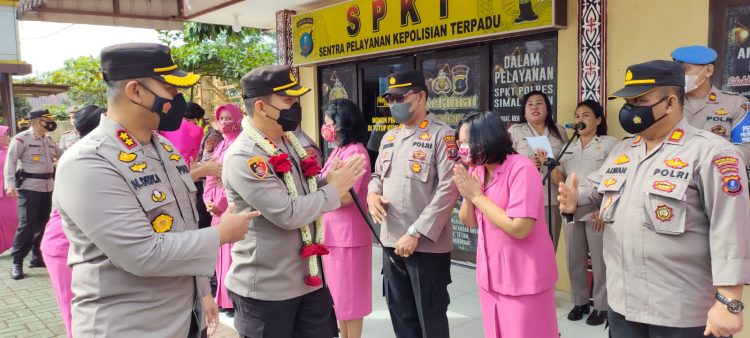Suasana serah terima jabatan (Sertijab) Kapolres Simalungun, dari AKBP Nicolas Dedy Arifianto, S.H., S.I.K., M.H., kepada AKBP Ronald Fredy C Sipayung, S.H., S.I.K, M.H, di Lapangan Apel Mapolres Simalungun, jalan Jhon Horailam, Kecamatan Pematang Raya, Kabupaten Simalungun, Sabtu (16/07/2022).