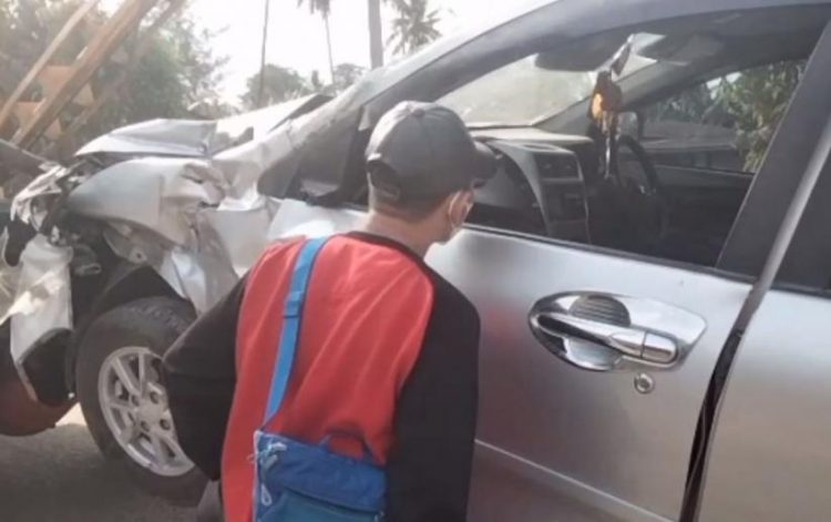 Mobil Daihatsu Xenia ringsek setelah ditabrak kereta api di perlintasan tanpa palang Kabupaten Asahan, Rabu (20/7/2022). (Foto: iNews TV/Ulil Amri)