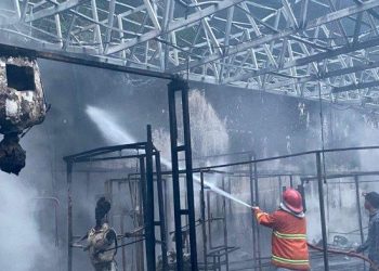 Personel pemadam kebakaran berusaha memadamkan api dan melakukan pendinginan di bangunan salah satu wahana di taman bermain Mikie Holiday Berastagi, Sabtu (2/7/2022). HO