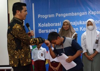 Bane Raja Manalu, saat menyerahkan beasiswa Program Indonesia Pintar (PIP) kepada puluhan pelajar di Kota Binjai dan Kabupaten Langkat, Sumatera Utara, Senin (11/7/2022).