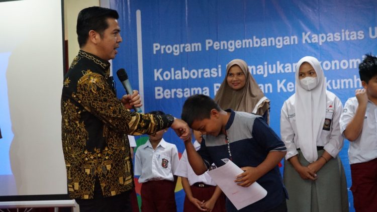 Bane Raja Manalu, saat menyerahkan beasiswa Program Indonesia Pintar (PIP) kepada puluhan pelajar di Kota Binjai dan Kabupaten Langkat, Sumatera Utara, Senin (11/7/2022).