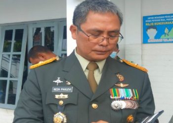 Danrem 174 ATW Merauke Brigjen TNI Evi Reza Pahlevi menjelaskan kasus penusukan Kepala RS LB Moerdani Merauke, Mayor Ckm Dr Beni Arjihans oleh oknum anggota TNI, Sertu MA. Foto/iNews TV/M Syahril Muslimin