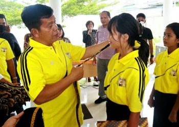 Bupati Simalungun, Radiapoh Hasiholan Sinaga SH MH, saat mengukuhkan pengurus Forum Anak Simalungun (Forasima) periode 2022 – 2024.