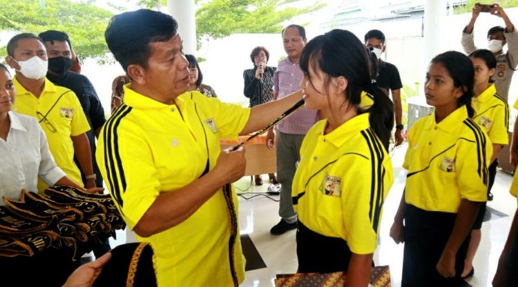 Bupati Simalungun, Radiapoh Hasiholan Sinaga SH MH, saat mengukuhkan pengurus Forum Anak Simalungun (Forasima) periode 2022 – 2024.