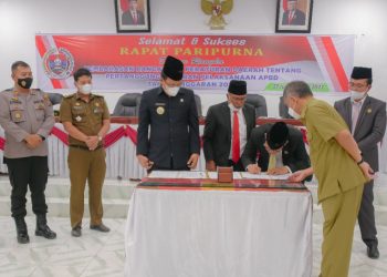 6 Fraksi DPRD Kabupaten Humbang Hasundutan setuju Rancangan Peraturan Daerah (Ranperda) Laporan Pertanggungjawaban Anggaran Pendapatan dan Belanja Daerah (APBD) Tahun Anggaran 2021, menjadi Peraturan Daerah (Perda), pada rapat Paripurna DPRD, Senin (11/7/2022), di Gedung Paripurna DPRD Perkantoran Tano Tubu.