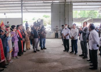 Bupati Humbahas, Dosmar Banjarnahor, SE, didampingi Sekdakab, Drs. Tonny Sihombing, MIP, saat menghadiri pernikahan putri Anggota DPRD Humbahas, Tingkos M. Silaban, Rabu (27/7/2022), di Dairi.